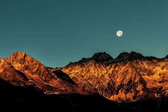 How To Photograph The Moon - Find A Beautiful Landscape