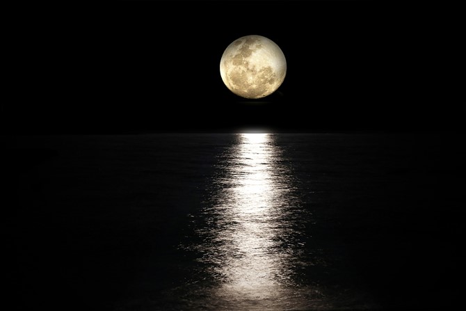 How To Photograph The Moon - Make The Moon Look Bigger 
